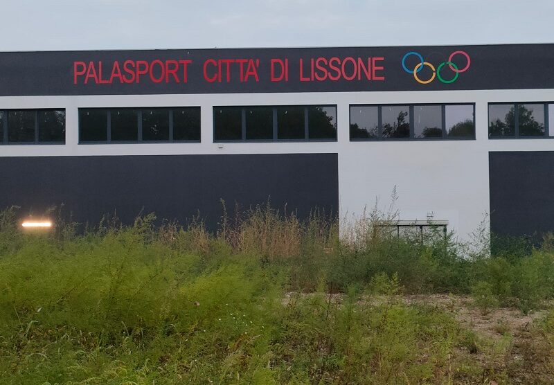 Lissone Gi Erbacce Davanti Al Palazzetto Il Cittadino Di Monza E