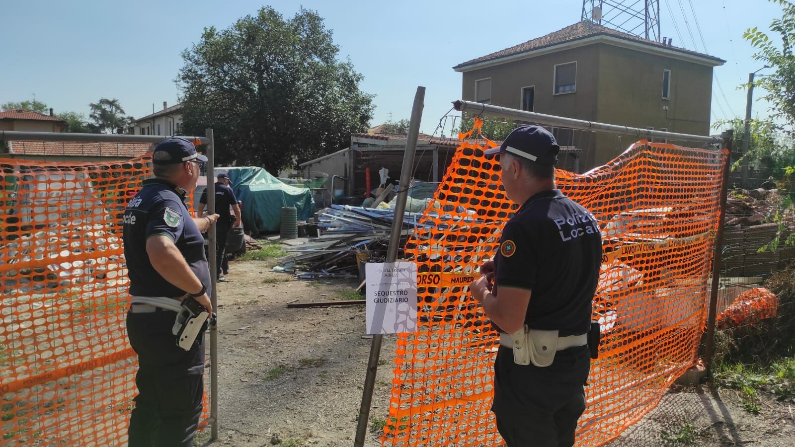 Monza Brucia Legna E Fa Scoprire La Discarica Abusiva Il Cittadino