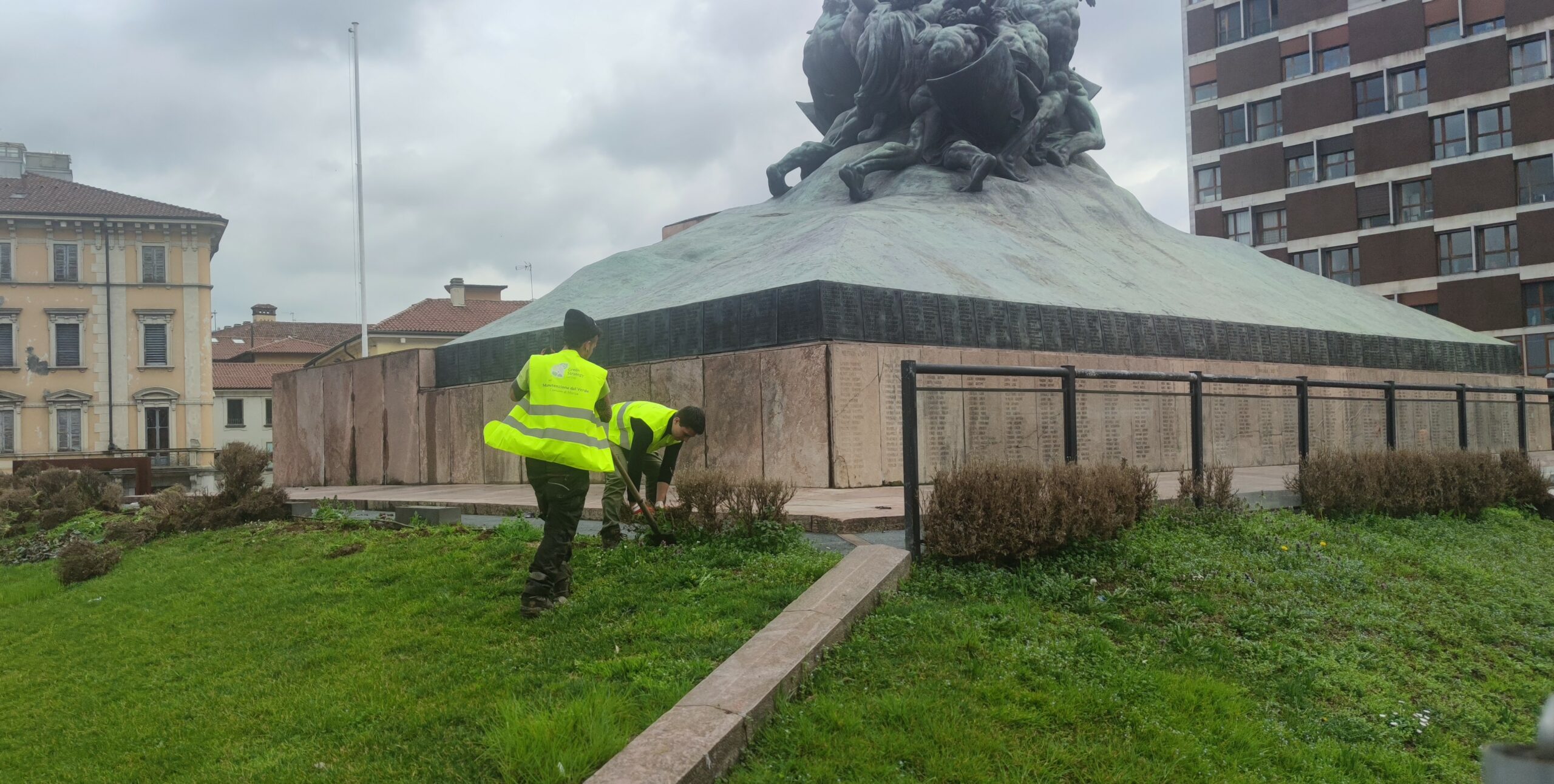 Monza Arrivano Le Siepi Intorno Al Monumento Ai Caduti Il Cittadino