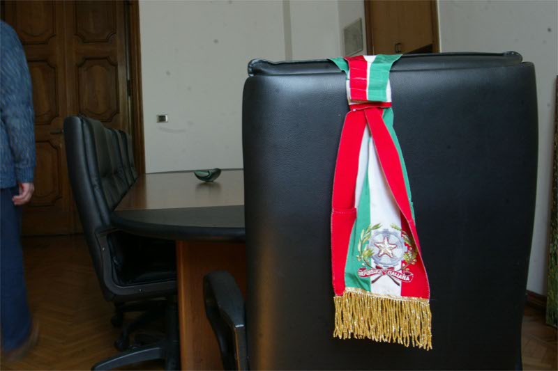 Oro e la fascia tricolore del sindaco di Brugherio è très chic - MBNews