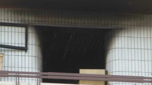 Monza, il balcone annerito dal fumo dell’incendio in via Borsa