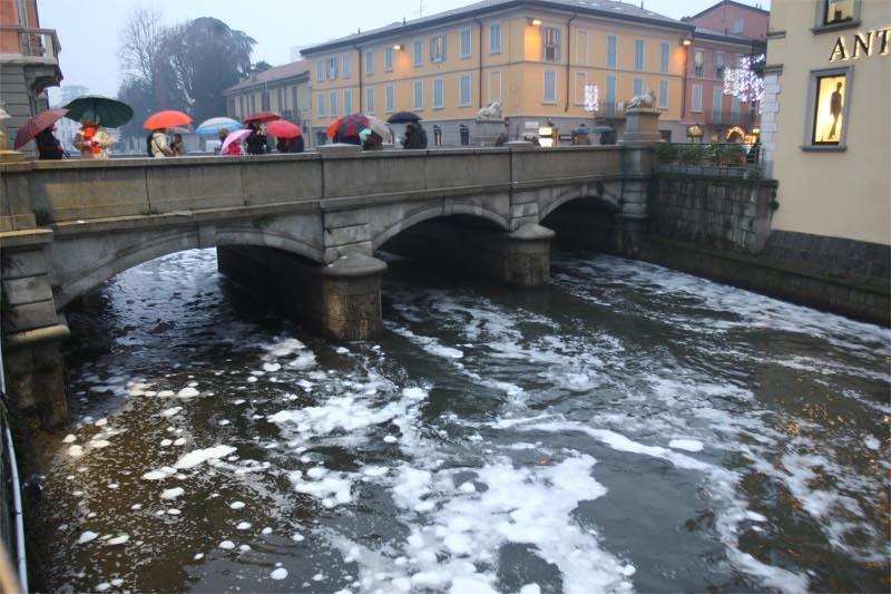 Schiuma nel Lambro a Monza