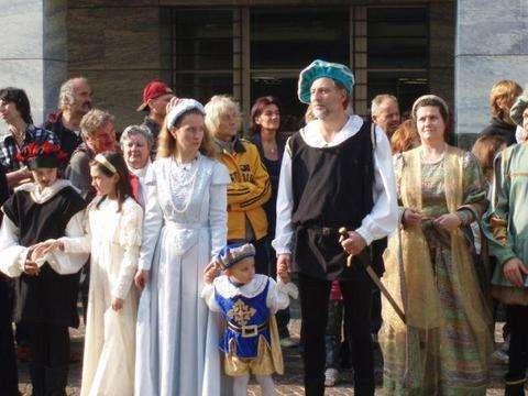 Costumi d’epoca e cinque bandper la festa medievale di Bagnatica