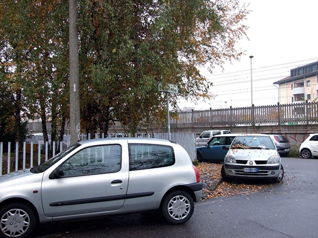 Via Sanzio, petizione dei residenticontro sosta selvaggia dei pendolari