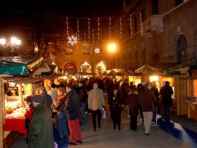 Corsa ai regali e bancarelleE i bimbi aspettano Santa Lucia