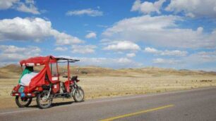 I bergamaschi in mototaxiRitiro forzato a Puno, in Perù