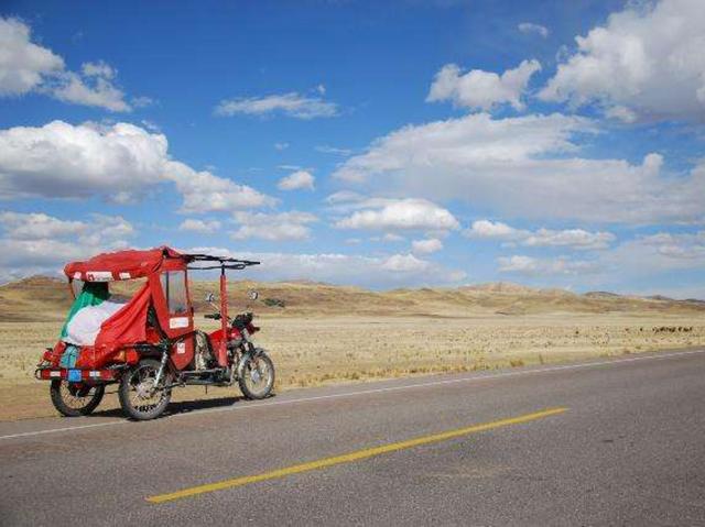 I bergamaschi in mototaxiRitiro forzato a Puno, in Perù