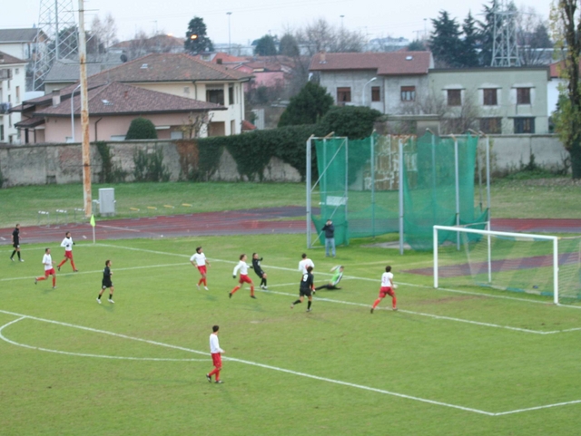 Calcio, il Seregno fa il colpo al 90’Piega la Base e tiene la testa