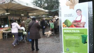 Monza, differenziata al mercatoNiente bidoni, solo le istruzioni