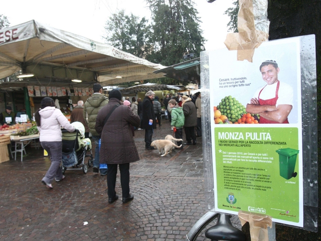 Monza, differenziata al mercatoNiente bidoni, solo le istruzioni