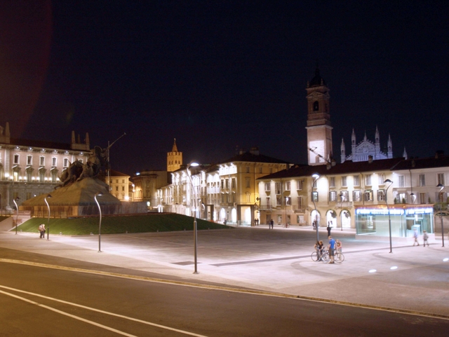 Azzurro, lilla, ocra, verde e biancoMonza, il centro come Arlecchino