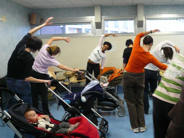 Ginnastica al parco col passegginoNuovi sconti per le mamme