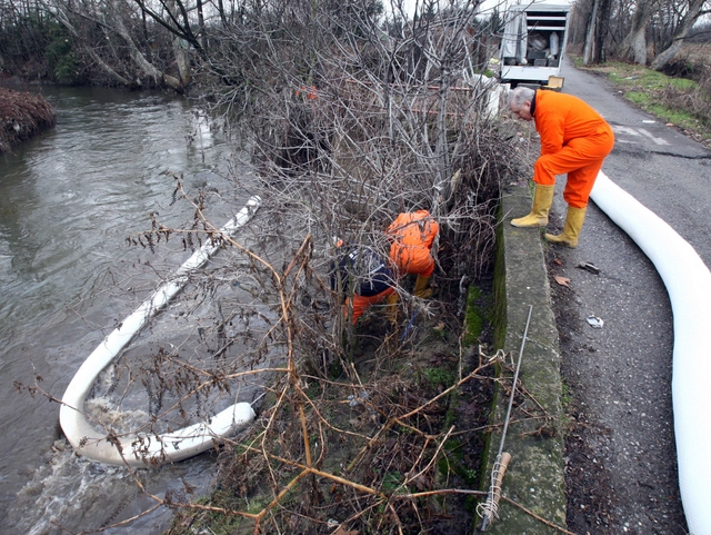 Disastro nel Lambro: «L’aziendanon doveva avere tutto quel gasolio»