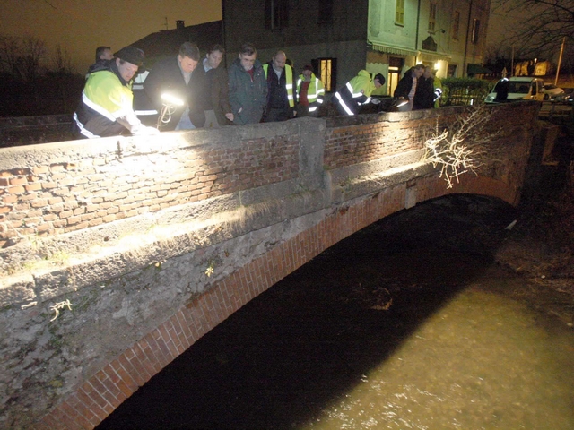 Carate, nuovo attacco al LambroGrossa macchia nera sull’acqua