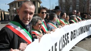 Una protesta dei sindaci ad Arcorecontro le norme strangola-comuni