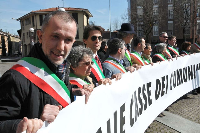 Una protesta dei sindaci ad Arcorecontro le norme strangola-comuni