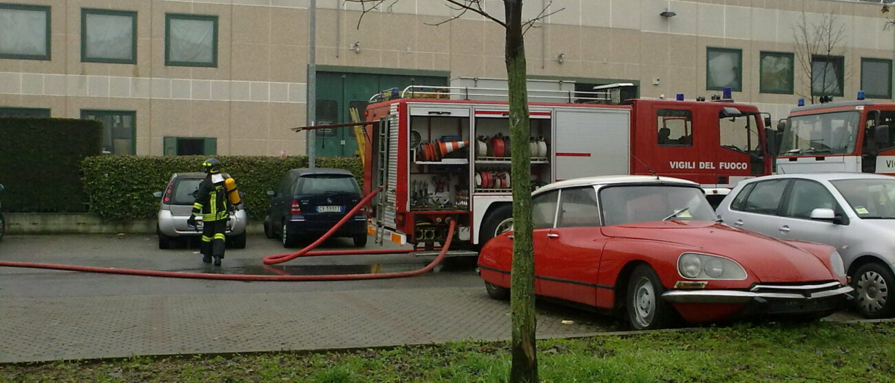 Lissone, fiamme sul tetto della FasVigili del fuoco in via Majorana