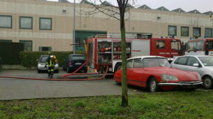 Lissone, fiamme sul tetto della FasVigili del fuoco in via Majorana