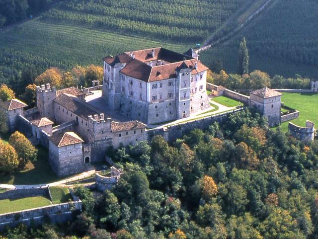 Castel Thunriapre i battenti