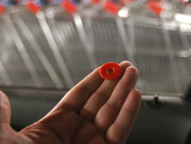 Ladri nei supermercati: le moneterubate con un gettone di plastica