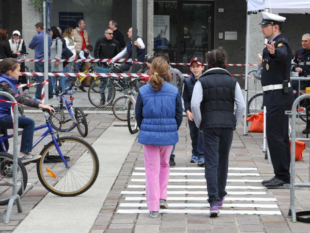 In 150 all’esame di ”buoni ciclisti”Bambini in bicicletta a Villasanta