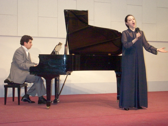 Irene Carossia interpreta e canta il silenzio delle donne