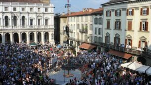 Palo della cuccagna e sfilataGrande festa in Città Alta