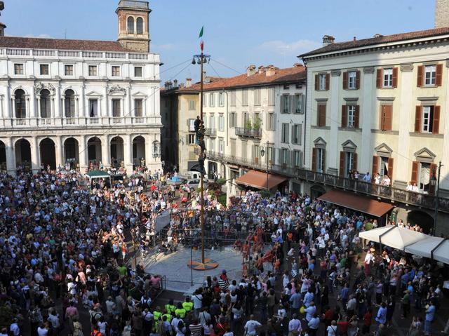 Palo della cuccagna e sfilataGrande festa in Città Alta