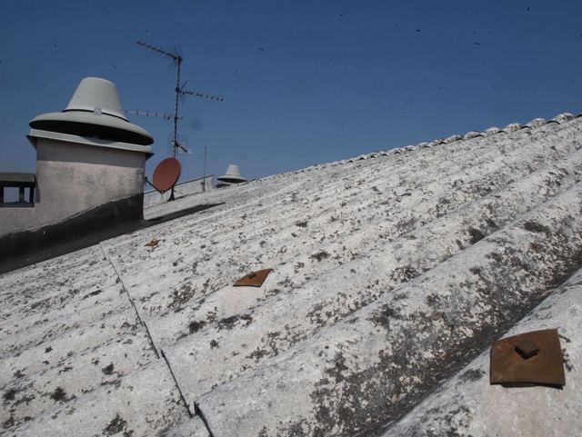 Tetti Aler via Bramante: amiantoI residenti: già 5 casi di tumore