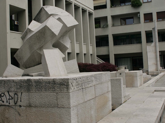 Fontana di Pomodoro da salvareMonza si mobilita per la scultura