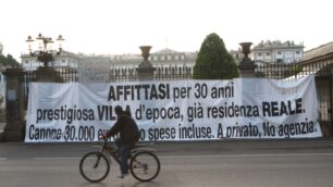 Monza, striscione sulla Villa Reale:affittasi a 30mila euro per 30 anni