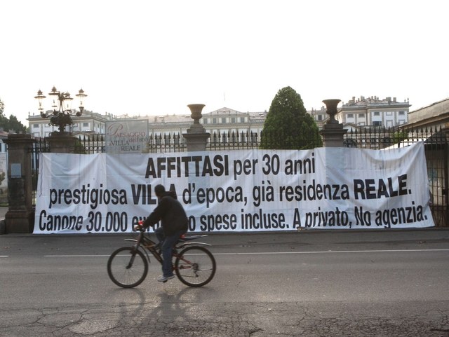 Monza, striscione sulla Villa Reale:affittasi a 30mila euro per 30 anni