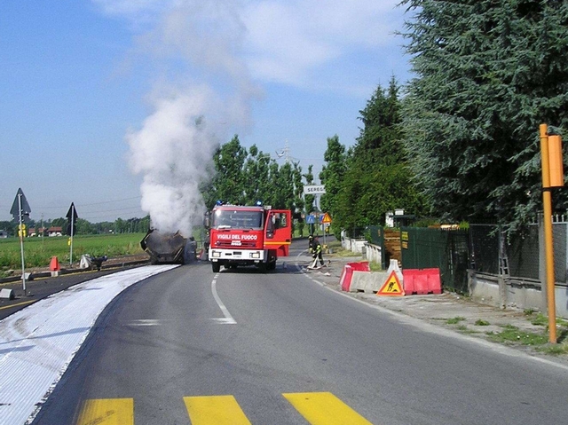 Albiate: asfaltatrice a fuoco,evitata d’un soffio un’esplosione