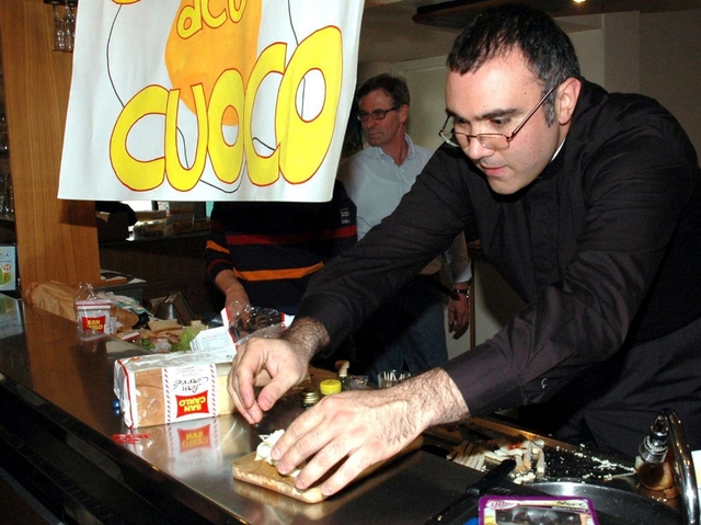 Nuovo sacerdote a Lissone:dopo la messa, don Marco cucina