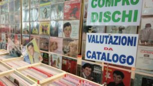 Vanno forte i mercatini del discoBancarelle a Sarnico e Busto Arsizio