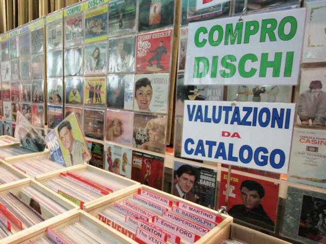 Vanno forte i mercatini del discoBancarelle a Sarnico e Busto Arsizio