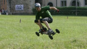 Mountainboardacrobazie sull’erba