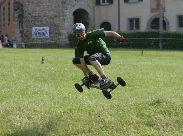 Mountainboardacrobazie sull’erba