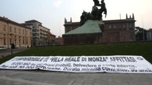 Monza, protesta per la Villa Reale:nuovo striscione in piazza Trento