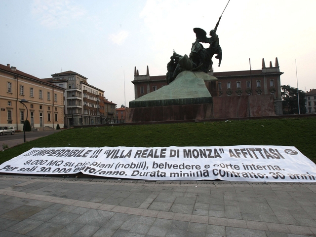 Monza, protesta per la Villa Reale:nuovo striscione in piazza Trento