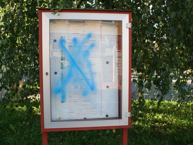 Spray blu contro la bacheca PdAlbiate, vandali in piazza Grandi