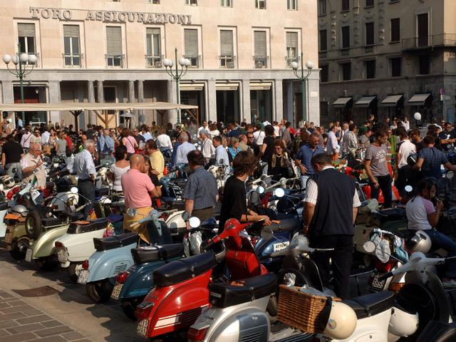 Bergamo, torna in piazza Libertàil raduno degli scooter d’epoca