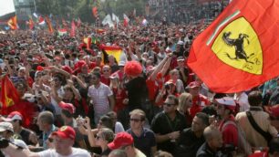 Gp Monza, il capolavoro FerrariAlonso vince, invasione dei tifosi