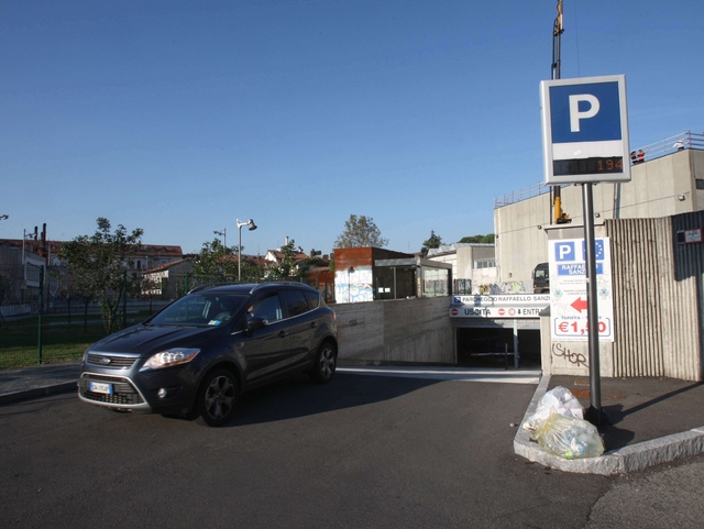 Monza, parco chiuso anti-bivacchiE l’autosilo rischia di chiudere