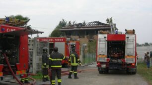 Seregno: fiamme in via KuliscioffDevastato il tetto di una casa