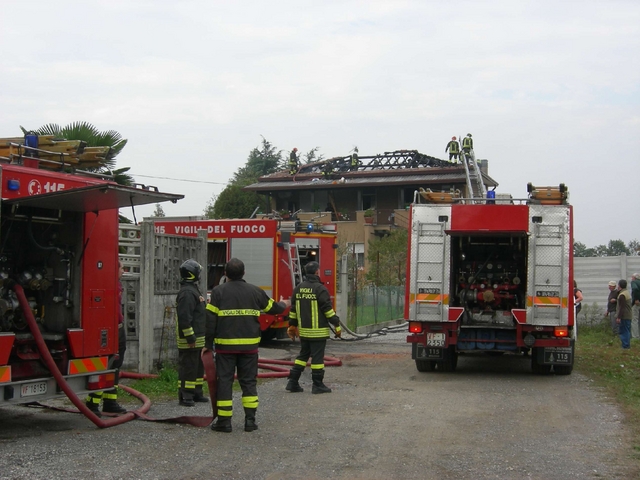 Seregno: fiamme in via KuliscioffDevastato il tetto di una casa