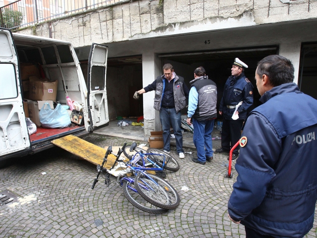 Monza, nei box sfitti delle casecomunali refurtiva e un alloggio