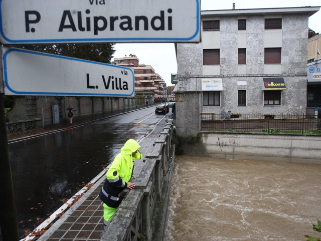 Lambro, +1,83 metri poi il caloLa Protezione civile sorveglia