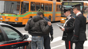 Vimercate, controlli sui trasportiI carabinieri in piazza Marconi