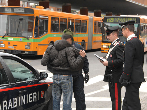 Vimercate, controlli sui trasportiI carabinieri in piazza Marconi